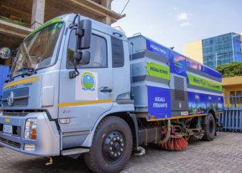 Umujyi wa Kigali watangiye kwifashisha imodoka ikoresha ikoranabuhanga rigezweho mu gukubura no gukoropa imihanda [Amafoto]