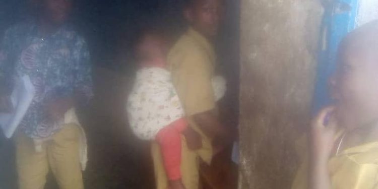 Rutsiro: Umwana yanze gusiba ishuri kuko bamusigiye murumuna we ahitamo kujya gukora ikizamini amuhetse [Amafoto]