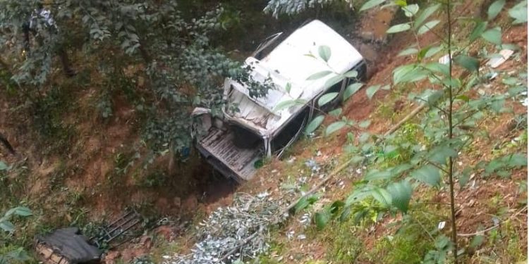 Ngororero: Imodoka yaritwaye abagenzi yakoze impanuka igwa mu mugezi abantu 18 barakomereka