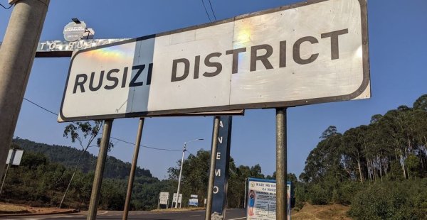 Rusizi: Umusore yashyize ifoto ku mbuga nkoranyambaga avuga ko yapfuye haciyeho amasaha macye bamusanga mu giti yapfuye