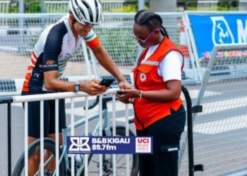 Croix Rouge yashyize umucyo ku ifoto iri ku bica ku mbuga nkoranyambaga igaragaza umukozi wayo ameze nkuri gusabwa nimero n’umukinnyi