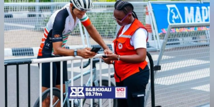 Croix Rouge yashyize umucyo ku ifoto iri ku bica ku mbuga nkoranyambaga igaragaza umukozi wayo ameze nkuri gusabwa nimero n’umukinnyi