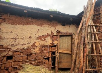 Rusizi:Umuyobozi w’umudugudu yavanwe mu nzu yendaga kumugwaho ashyirwa muyindi