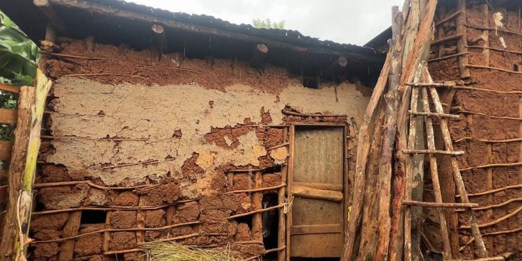 Rusizi:Umuyobozi w’umudugudu yavanwe mu nzu yendaga kumugwaho ashyirwa muyindi