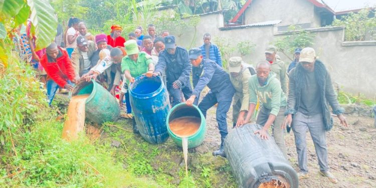 Musanze: Abagabo babiri batawe muri yombi nyuma yo gufatanwa inzoga yitwa muhenyina