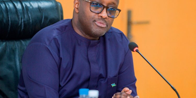 Minisitiri Olivier Nduhungirehe yakuriye inzira ku murima abasaba u Rwanda gukuraho ubwirinzi