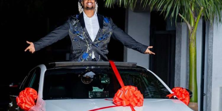 Imbuga nkoranyambaga zimuhesheje imodoka ye ya mbere nyuma y’igihe kitari gito  – Amafoto