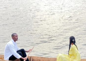 Bishop Gafaranga nyuma yo gufungurwa  we n’umugorewe bagaragaye basohokeye ku mazi