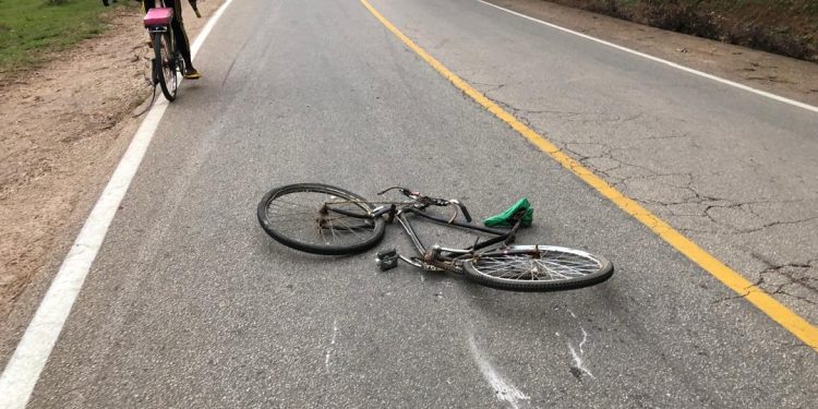 Muhanga: Umunyonzi yagonganye n’imodoka itwara abagenzi afatwa mu mapine igenda imukurura mu muhanda