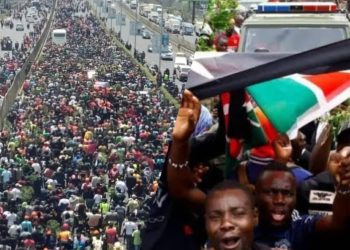 Ubwinshi bw’abaturage bwahagaritse ibikorwa ku kibuga cy’indege i Nairobi kugira ngo basezere kuri Raila Odinga – Amafoto