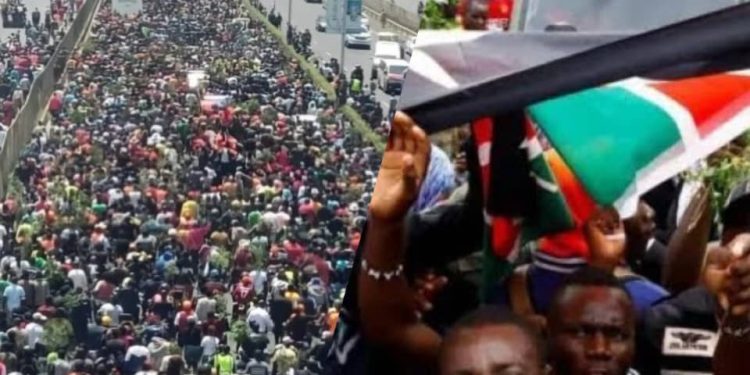 Ubwinshi bw’abaturage bwahagaritse ibikorwa ku kibuga cy’indege i Nairobi kugira ngo basezere kuri Raila Odinga – Amafoto