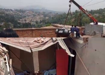 Gatenga: Imodoka ya Toyota yakoze impanuka igwa mu rugo rw’umuturage igwira umwana wari uryamye