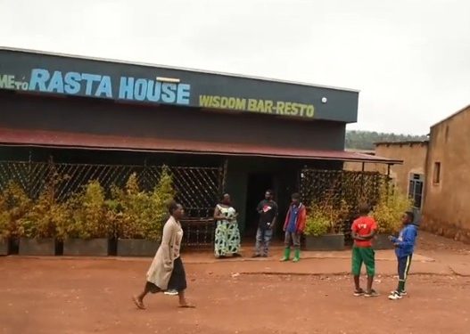 Rwamagana: Umusore wakoraga akazi ko gususurutsa abantu mu kabari (DJ) yasanzwe mu nzu yapfuye