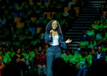 Umubyinnyikazi Sherrie Silver ntakozwa ibyo gushaka umugabo