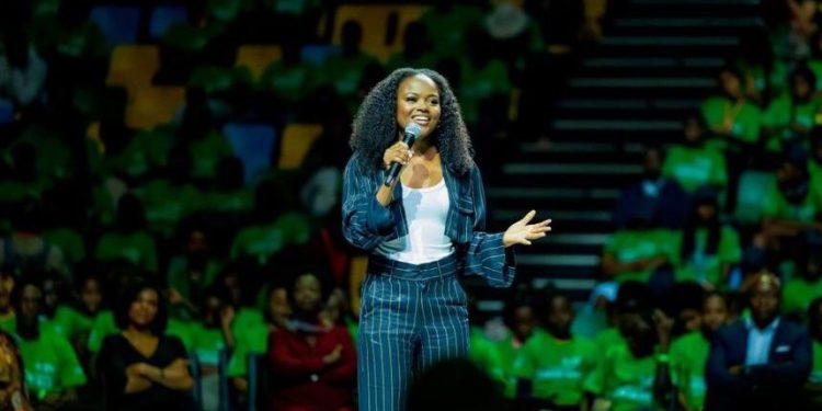 Umubyinnyikazi Sherrie Silver ntakozwa ibyo gushaka umugabo