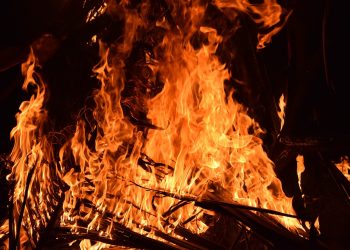 Abaganga batwitswe n’abaturage babashinja kuvura bakoresheje imigenzo ya gipfumu