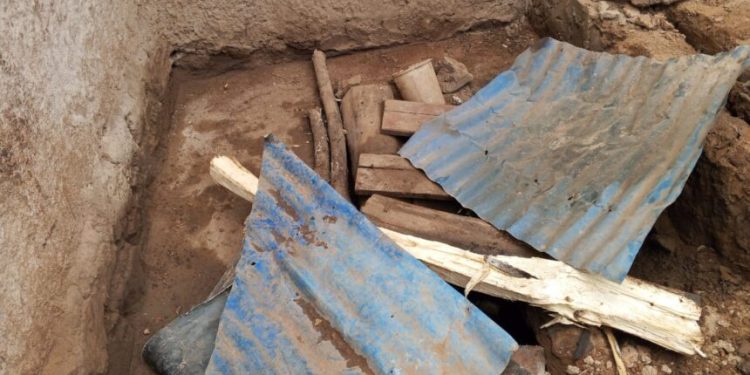 Nyanza: Umukecuru yasanzwe mu bwiherero bw’akabari yapfuye umutwe ucuramye mu mwobo