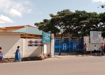 Nyanza: Umubyeyi wari umaze kubyara yuriye igipangu cy’ibitaro ahetse uruhinja ashaka gutoroka