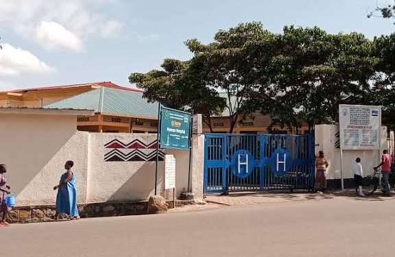 Nyanza: Umubyeyi wari umaze kubyara yuriye igipangu cy’ibitaro ahetse uruhinja ashaka gutoroka