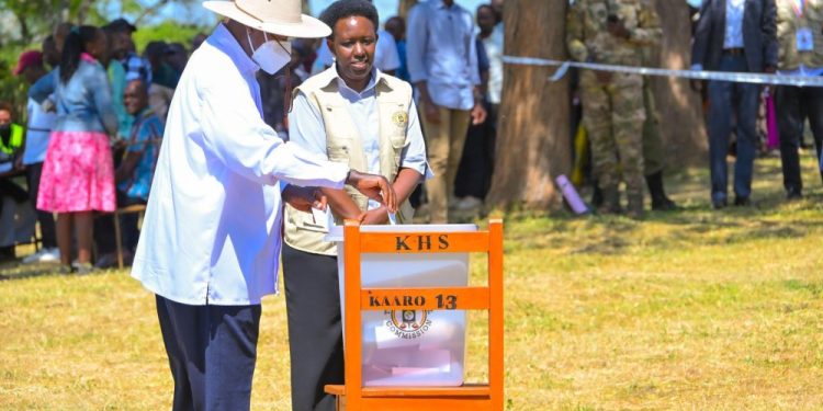 Uganda: Museveni akomeje kuyobora abo bahanganye mu matora