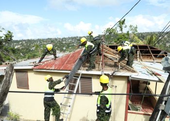 Abasirikare b’u Rwanda boherejwe muri Jamaica batangiye imirimo yo gusana ibyangiritse -Amafoto