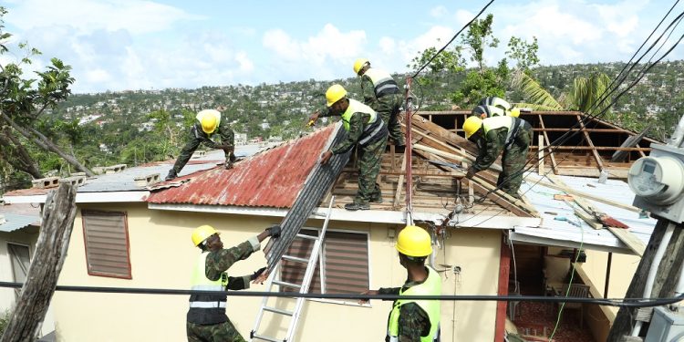 Abasirikare b’u Rwanda boherejwe muri Jamaica batangiye imirimo yo gusana ibyangiritse -Amafoto