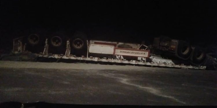 Nyamasheke: Ikamyo yari itwaye sima yakoze impanuka