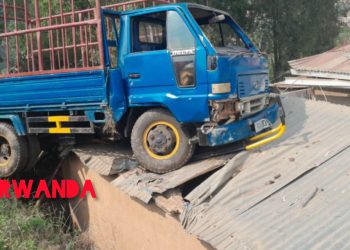 Kicukiro: Imodoka yacitse feri igwa hejuru y’inzu yari iryamyemo umusore