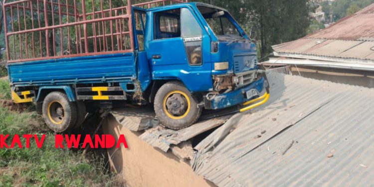 Kicukiro: Imodoka yacitse feri igwa hejuru y’inzu yari iryamyemo umusore