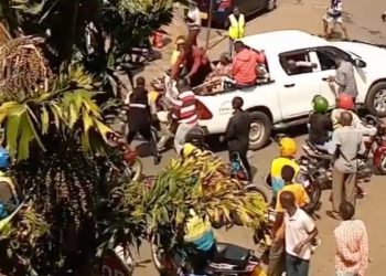 Polisi y’u Rwanda yasobanuye iby’amashusho yasakaye ku mbuga nkoranyambaga yerekana abantu bambaye gisivile baterura umuntu bakamunaga mu modoka