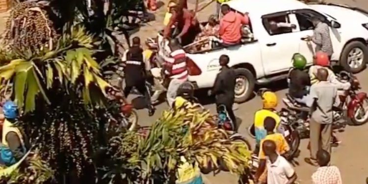 Polisi y’u Rwanda yasobanuye iby’amashusho yasakaye ku mbuga nkoranyambaga yerekana abantu bambaye gisivile baterura umuntu bakamunaga mu modoka