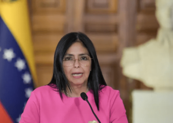 Nyuma y’ishimutwa ry’umukuru w’igihugu wa Venezuela perezida w’agateganyo yemeye ibyo Amerika isaba