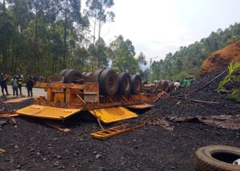 Nyamasheke: Ikamyo yari itwaye amakara yakoze impanuka ikomeye