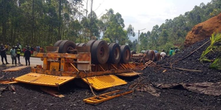 Nyamasheke: Ikamyo yari itwaye amakara yakoze impanuka ikomeye