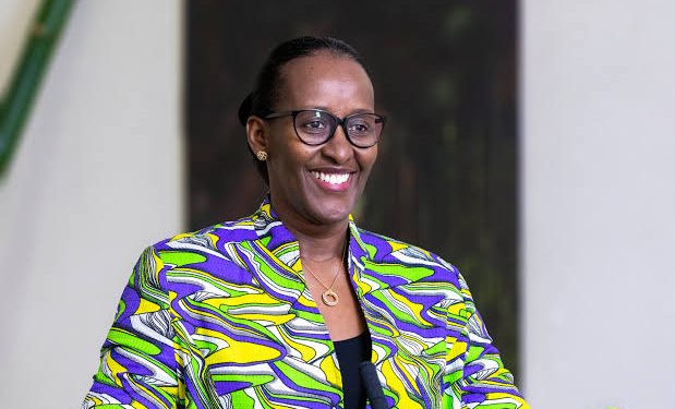 Madamu Jeannette Kagame yibukije abagore n’abakobwa kwita ku buzima bwabo no kwiyubaka bakamenya kwikunda